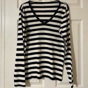 GAP long sleeve V-neck t-shirt